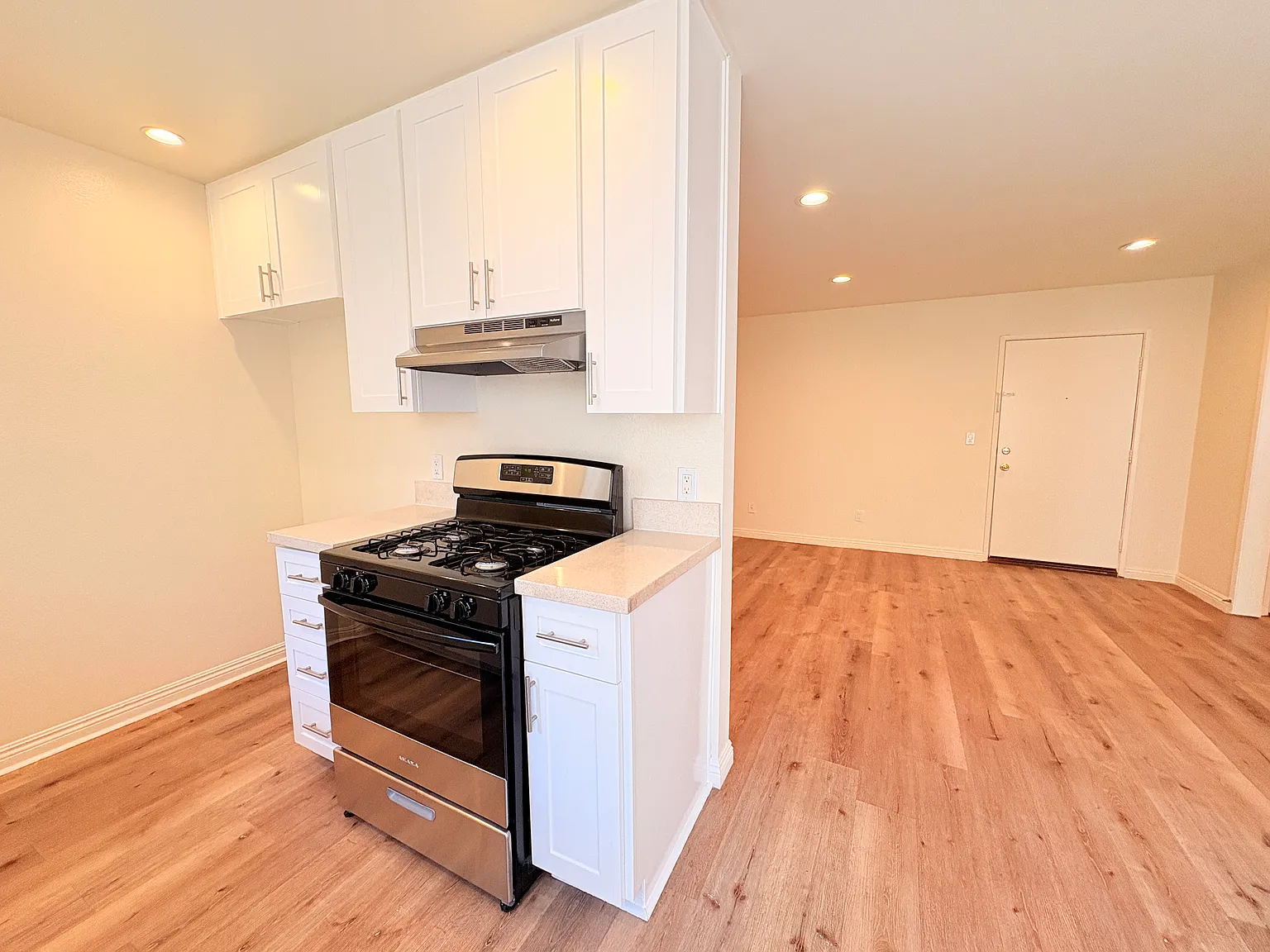 1049 Winchester Ave — Photo 4