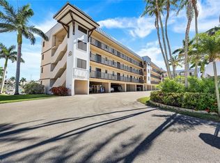 803 River Point Dr APT 201B, Naples, FL 34102