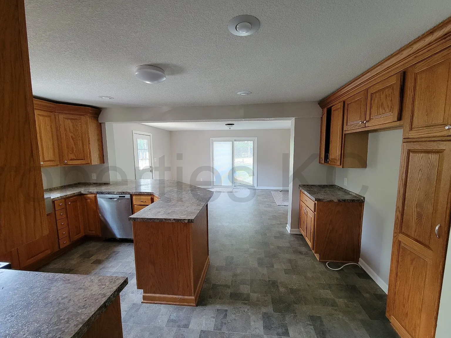 3 bed, 2223 sqft, $2,095 — Photo 4