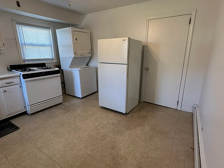 Eat in kitchen, laundry