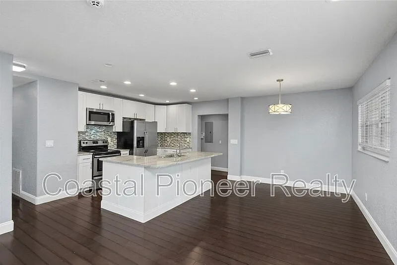 4 bed, 3.0 bath, 1916 sqft, $4,300 — Photo 4