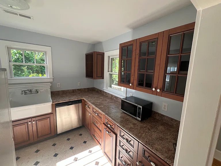 2024 Rhodes Ave — Photo 4