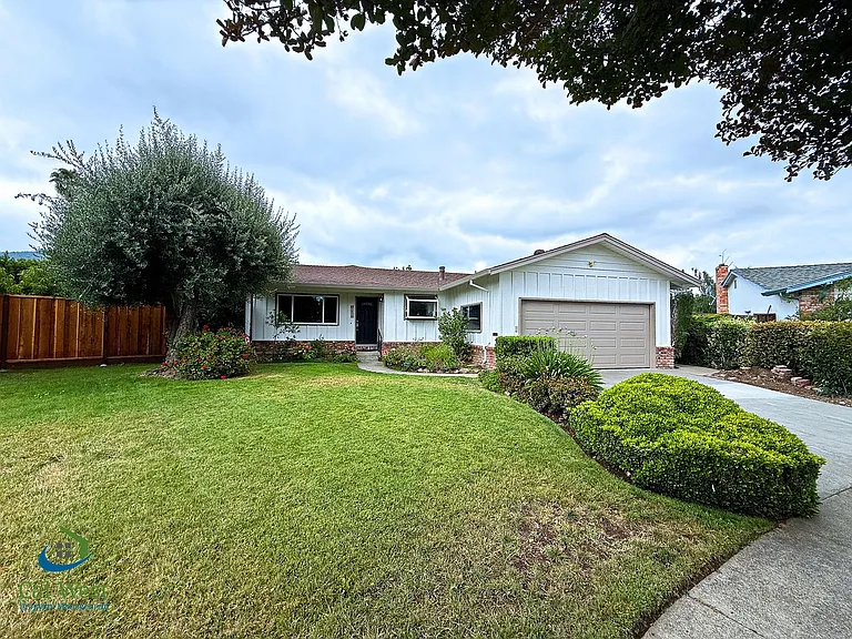 1370 Fernwood Ln — Photo 2