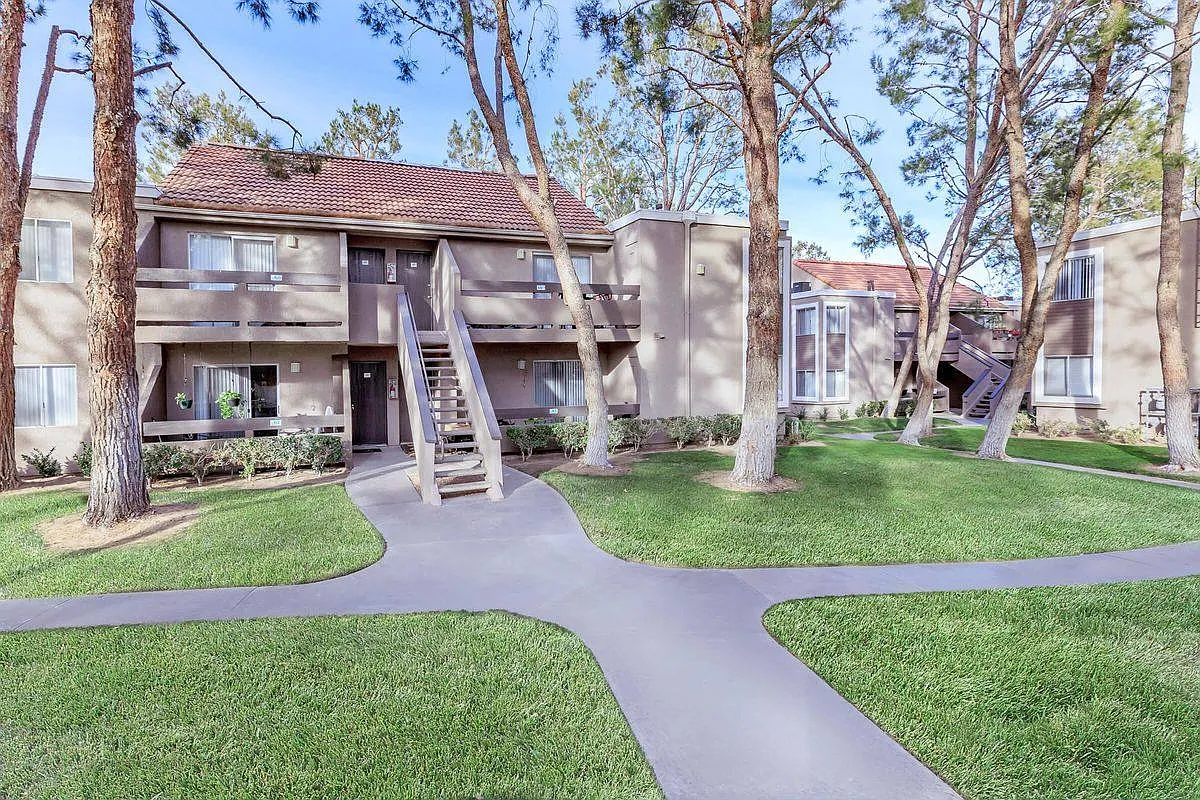 Barstonian Apartments — Photo 2