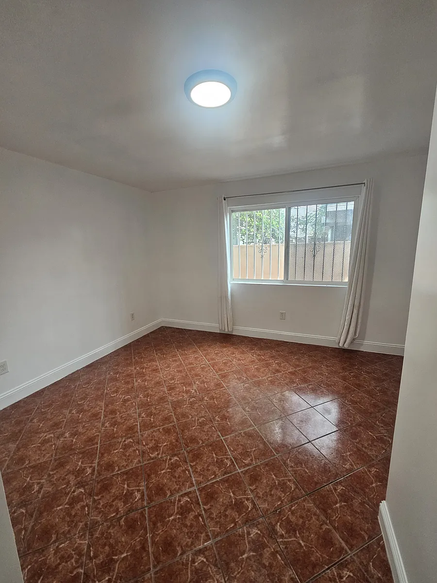 Building Photo - 1107 S Central Ave #C