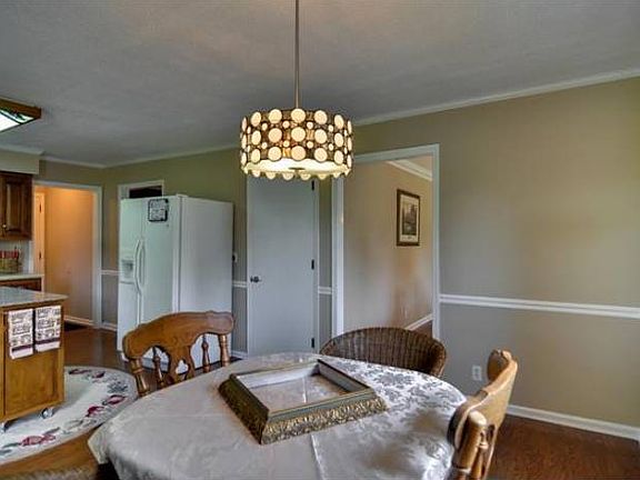 SPACIOUS BREAKFAST NOOK