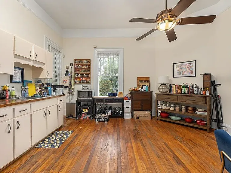 240 SW 3rd St #A — Photo 2