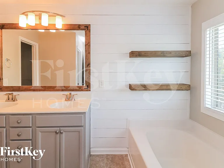821 Harrison Dr — Photo 11
