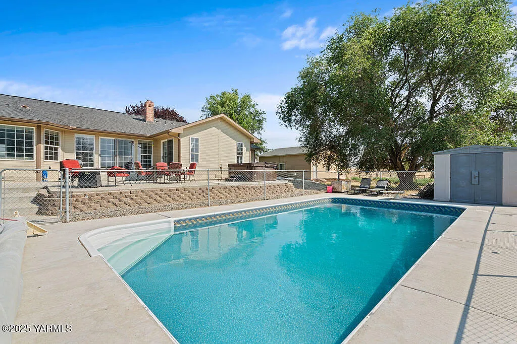 244 Latigo Ln photo 1