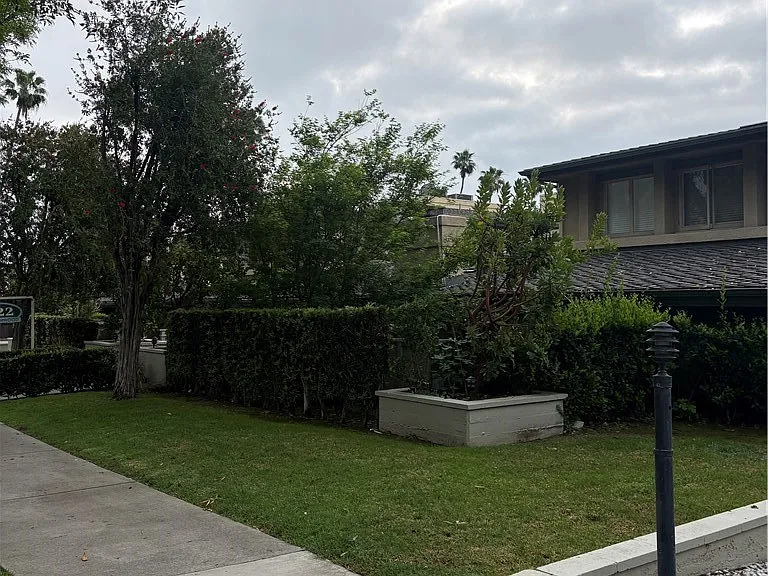 522 W Sierra Madre Blvd #B — Photo 2
