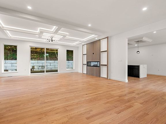 4th image of 42 Woodbine Cir