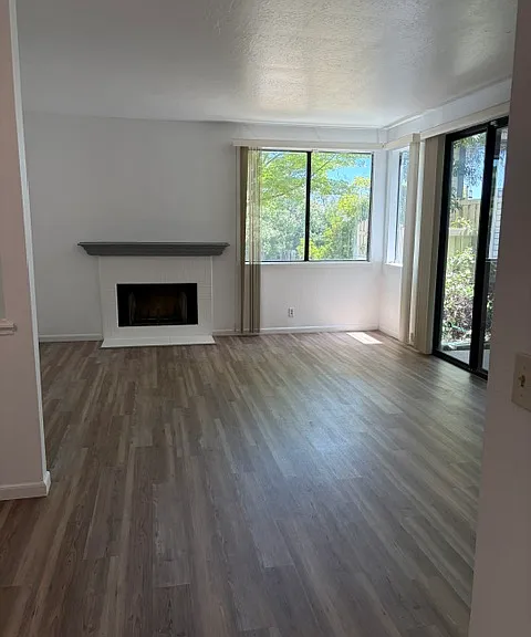 3787 Stoneglen N — Photo 2