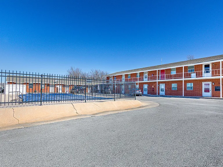 You will love this updated 1 bed, 1 bath! — Photo 2