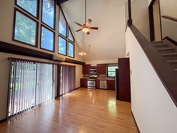 3rd image of 240 Shawna Ln