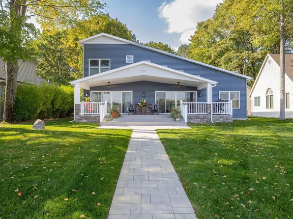 10849 1st St, Stanwood, MI 49346