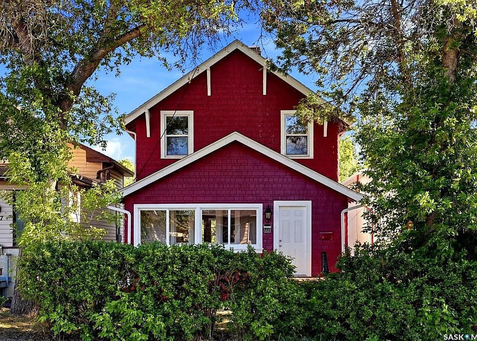 1st image of 721 College AVENUE