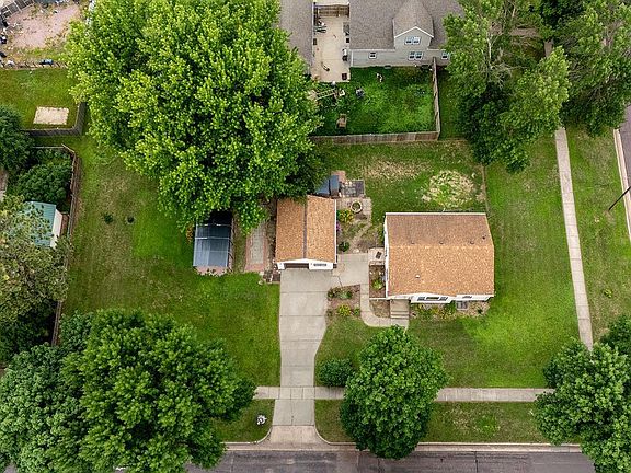 3rd image of 808 2nd St
