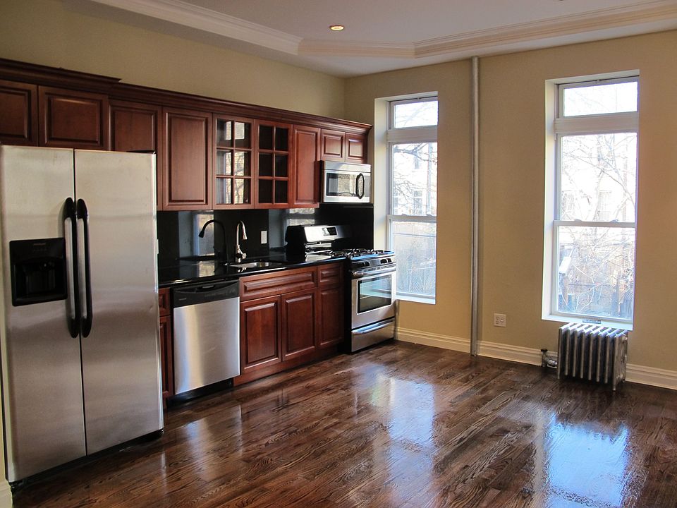 huge living/open kitchen area 29'x13'