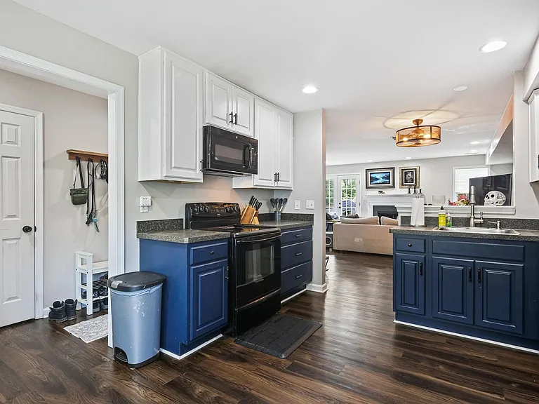 1531 Marlborough Ct — Photo 4