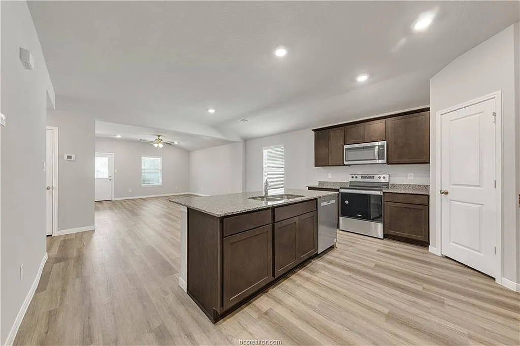4 bed, 1787 sqft, $2,100 — Photo 2