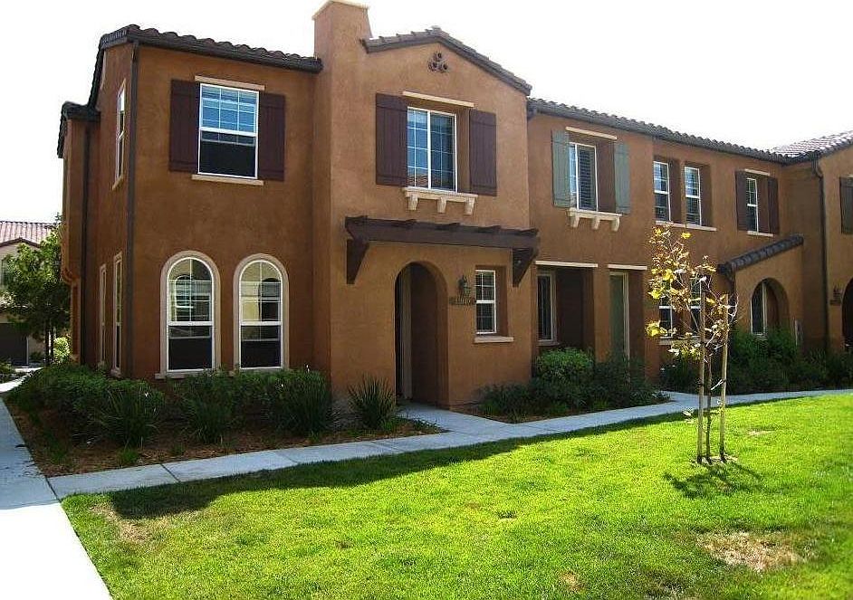 End unit on a quiet grassy courtyard