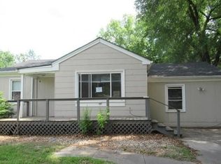 104 Woodland Rd, Lansing, KS 66043