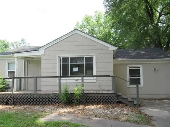 104 Woodland Rd, Lansing, KS 66043
