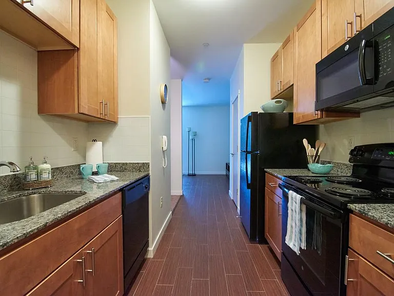 1032 Hope Street Apartments — Photo 28