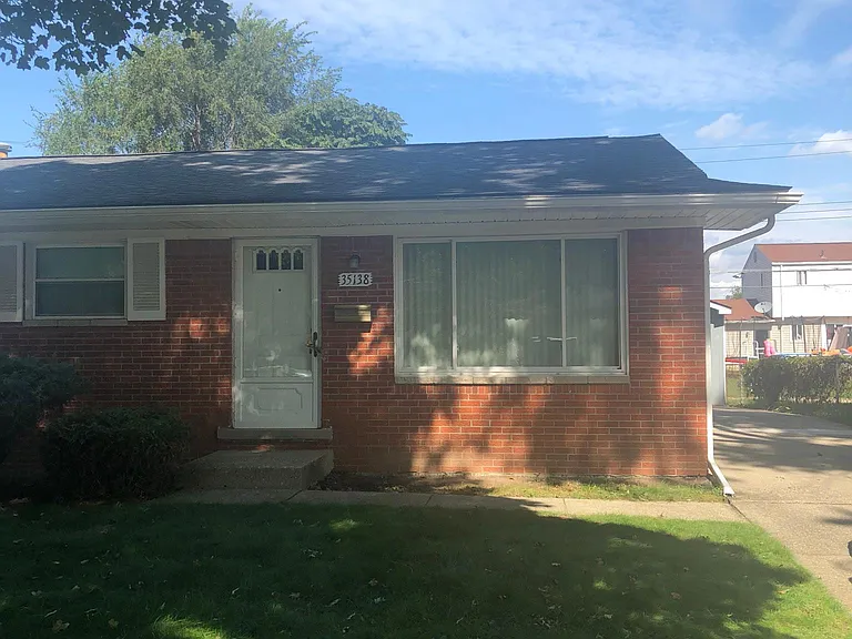 35138 Sansburn St — Photo 1