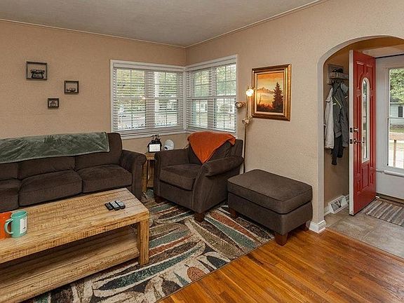 Living room/enty way