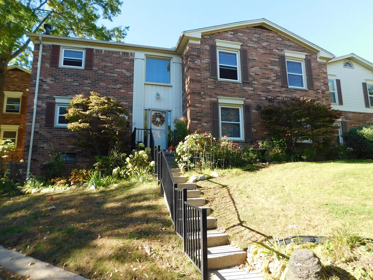 3 bed, 2.0 bath, 1615 sqft, $2,398 — Photo 2