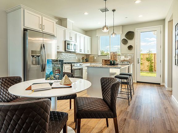 Cozy Kitchen Dining with access to backyard