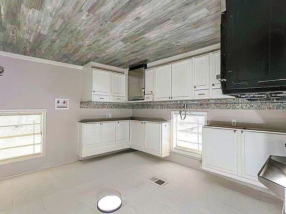 2nd image of 823 W 47th St