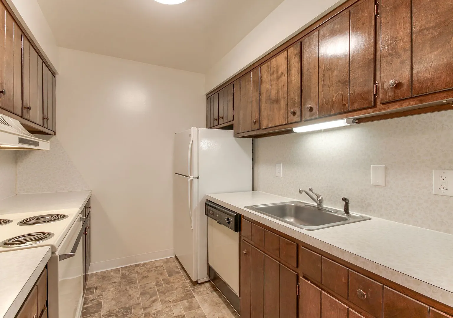 Lincoln Apartments — Photo 3