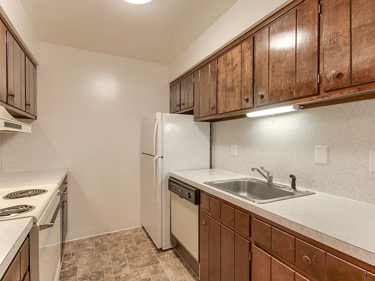 Lincoln Apartments — Photo 11