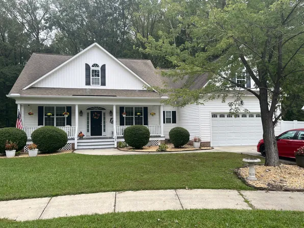 135 Castle Ct, Washington, NC 27889