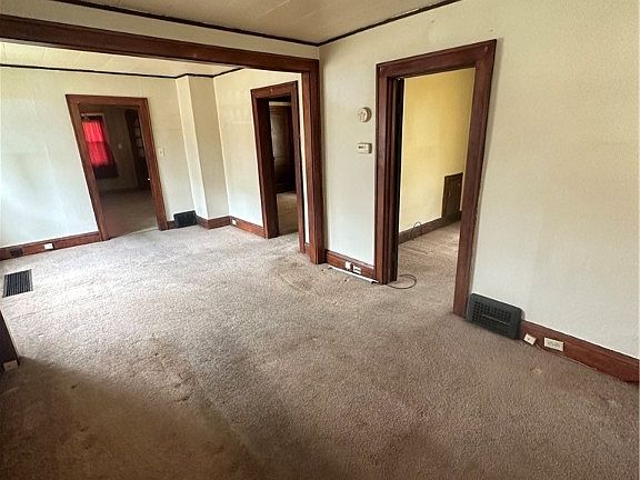 3rd image of 827 Wyley Ave