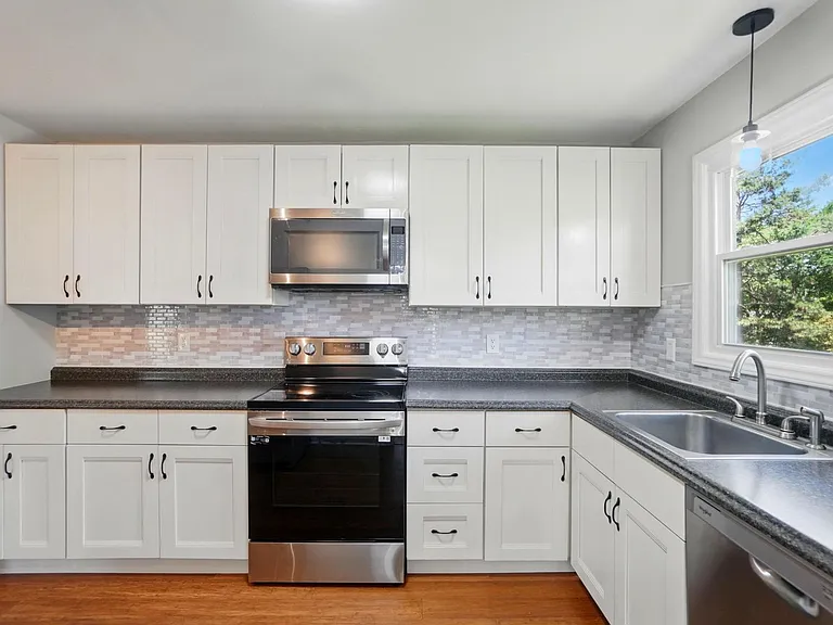 2413 Hoffman St — Photo 15