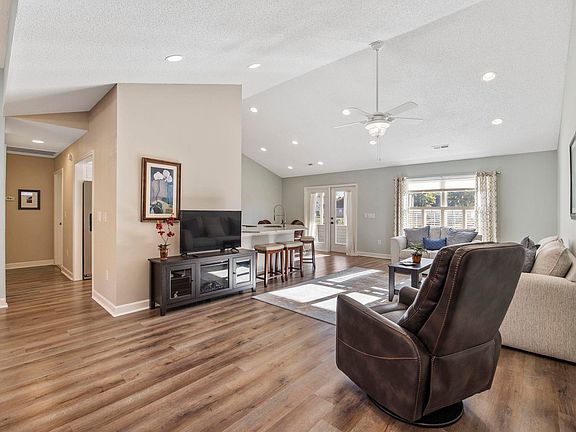 3rd image of 121 Ashworth Dr.