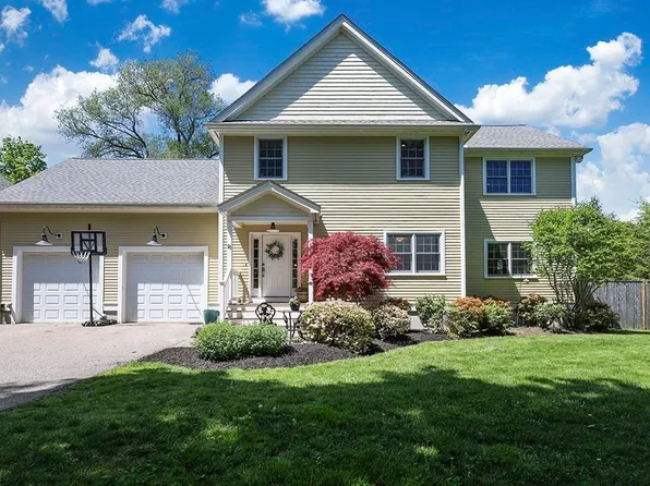 21 Adams St, Medfield, MA 02052