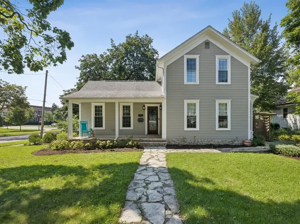 110 S Walkup Ave, Crystal Lake, IL 60014