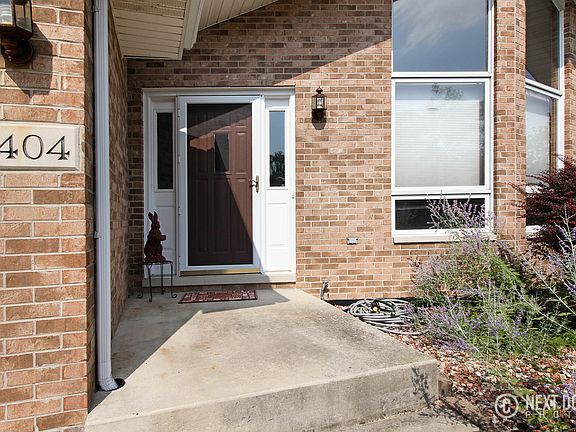 2nd image of 8404 Hollybrook Ln