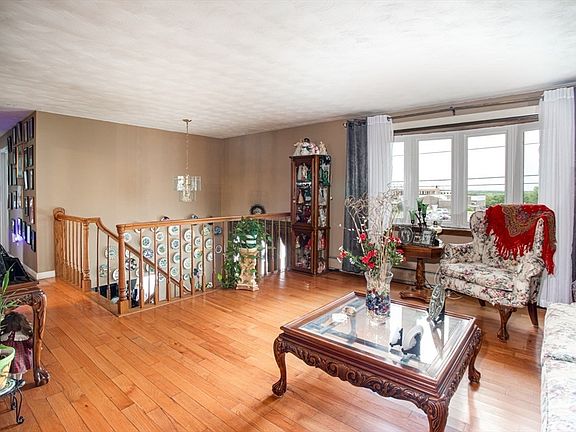 3rd image of 166 Stonehaven Rd