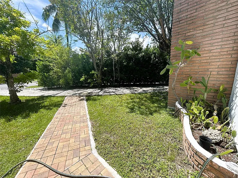 6395 SW 42nd Ter — Photo 2