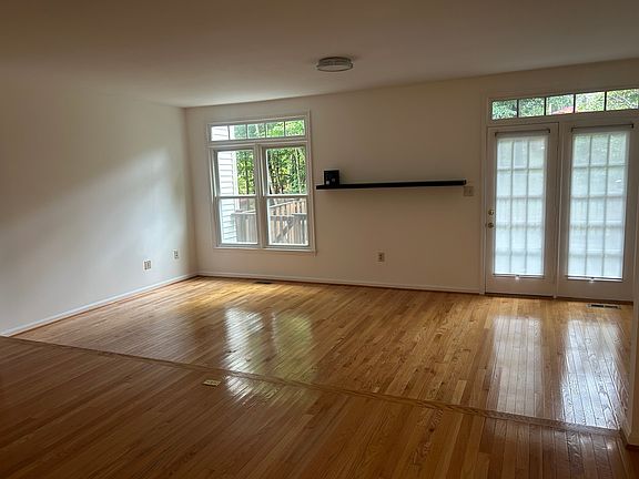 3rd image of 8325 Ridge Crossing Ln