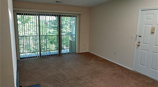 3rd image of 261 Hampshire Ct