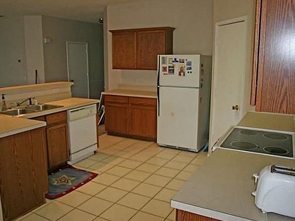 3rd image of 1009 Greenbend Dr