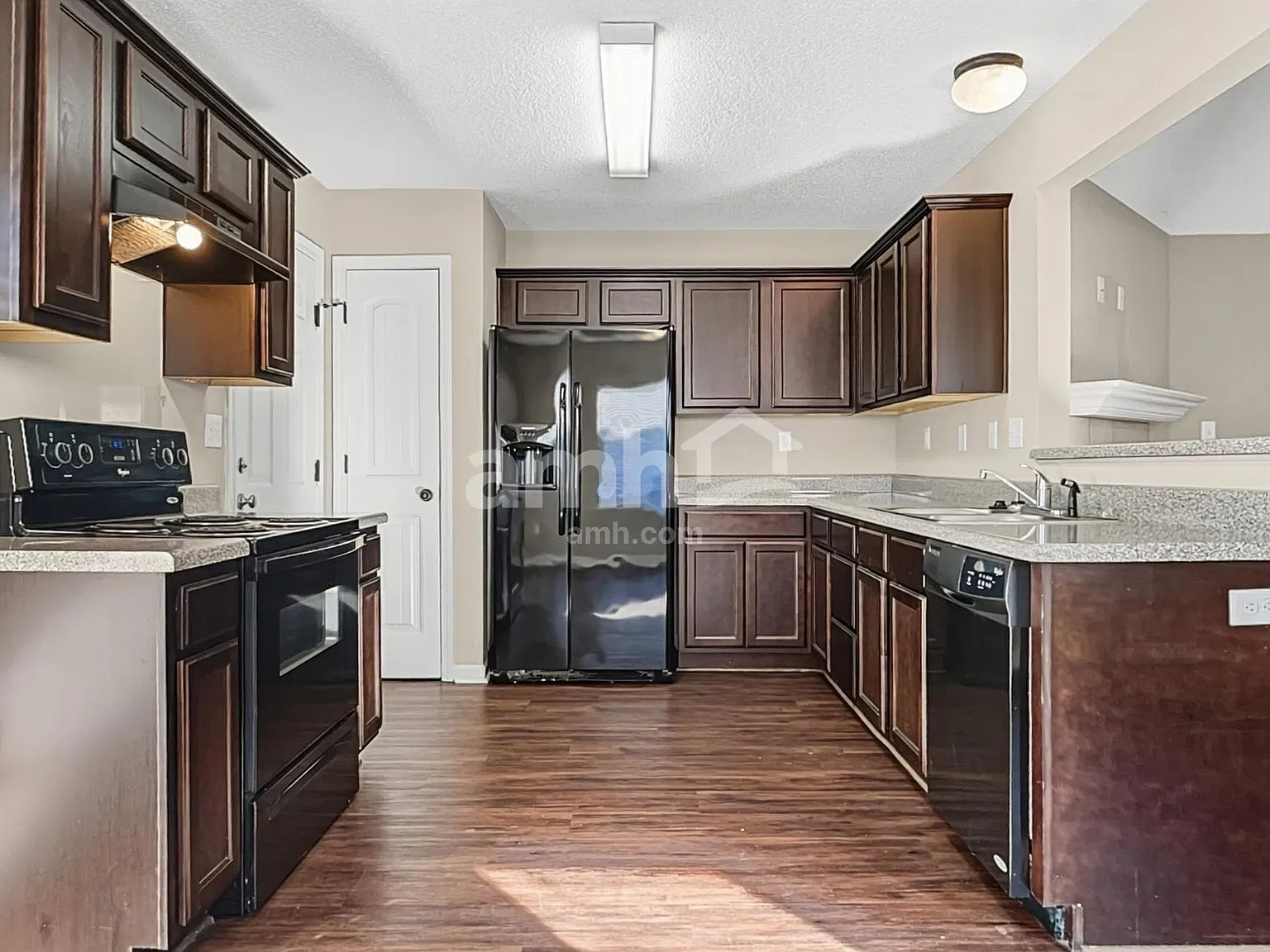 3 bed, 2.0 bath, 1357 sqft, $1,790 — Photo 3