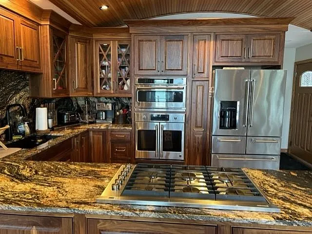 3 bed, 3.0 bath, 2384 sqft, $5,000 — Photo 2