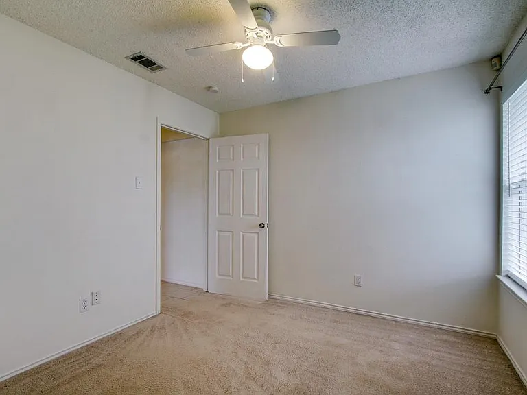2104 Regency Dr — Photo 9